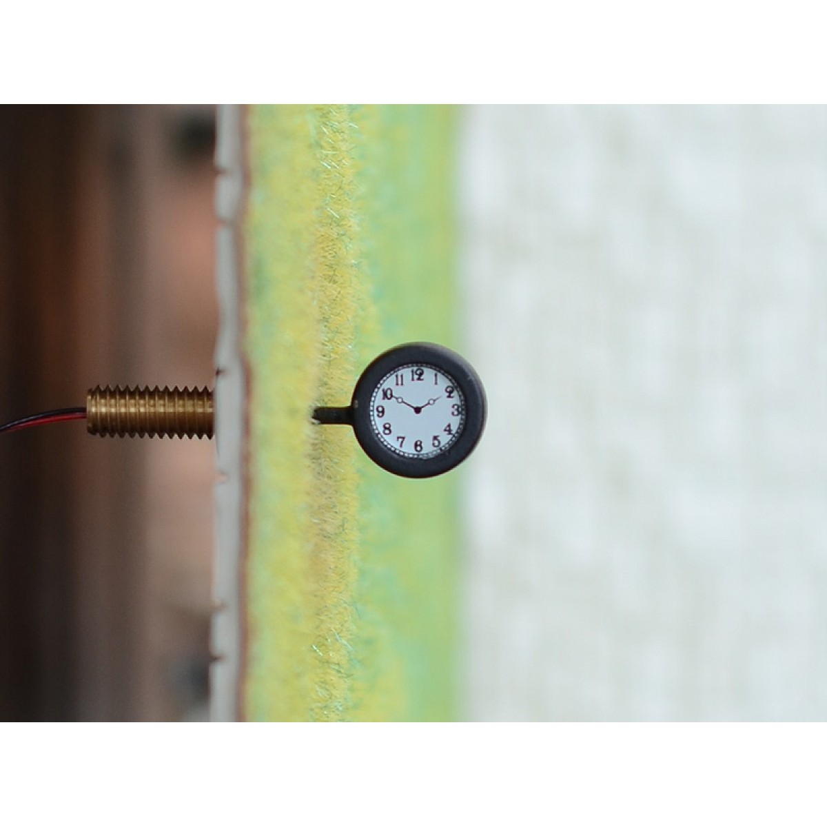 2 x HO scale modern station platform wall clock led street lights illuminated 2 x HO scale modern station platform wall clock led street lights illuminated